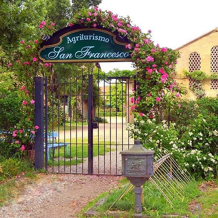 Agriturismo Borgo San Francesco Базільйо Екстер'єр фото